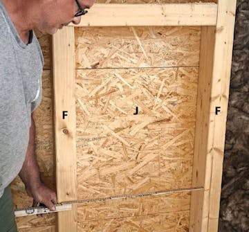 Isolert anneks: Avstand mellom stendere i isolert anneks måles Isolert anneks: Avstanden mellom stendere i det isolerte annekset måles opp